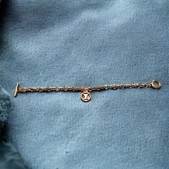 Round charm- on a stainless steel gold plated bracelet - Picture 2 of 3